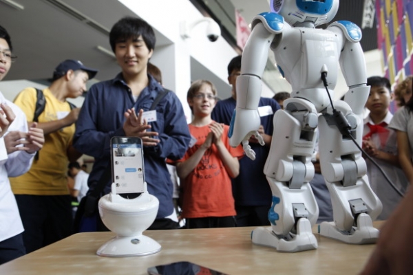 「奇酷」買個手機(jī)充電座，回家才發(fā)現(xiàn)是個機(jī)器人